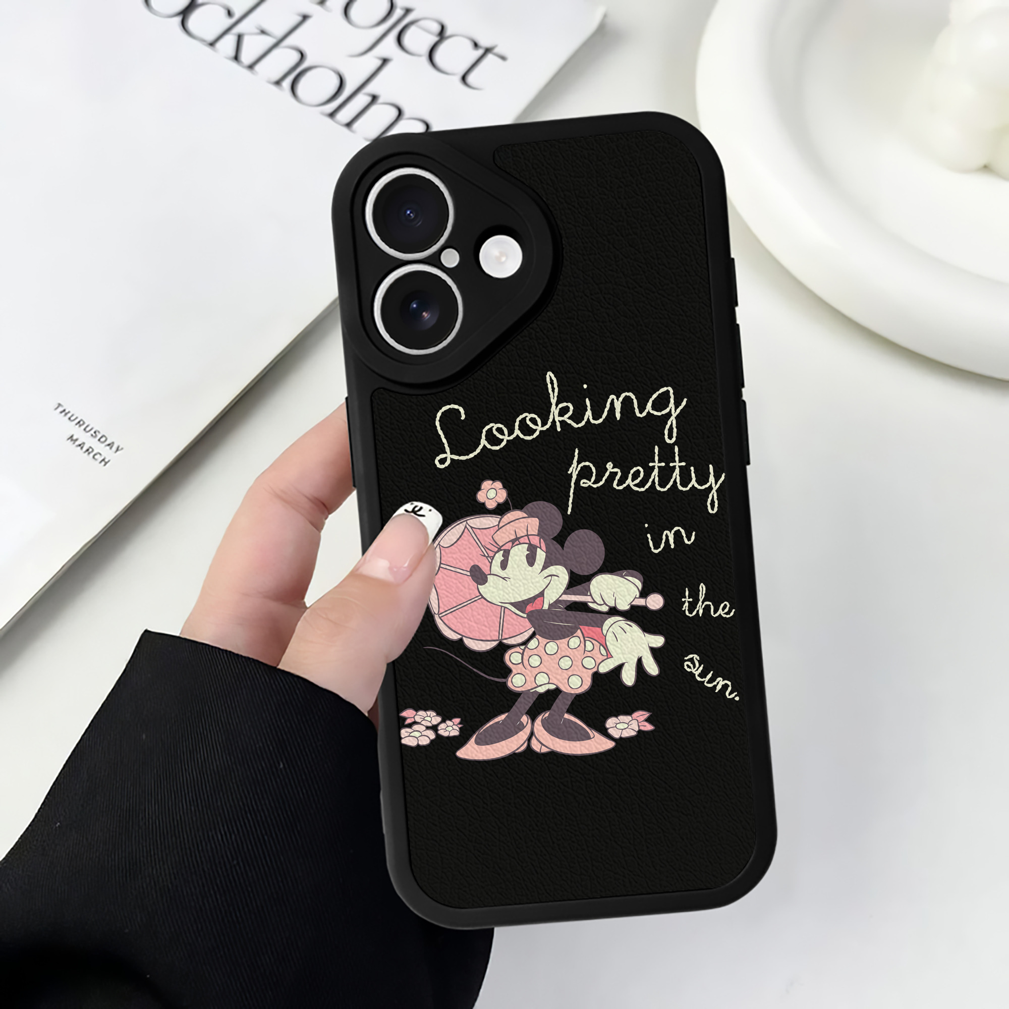 （画像用） ミッキーマウス Mickey Mouse 【iPhone 16シリーズ対応】シリコンスマホケース（レザー調） 材質：シリコン